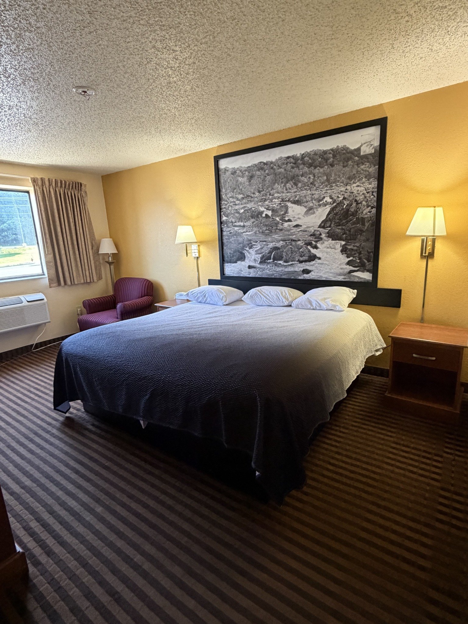 King room at La Vale Inn